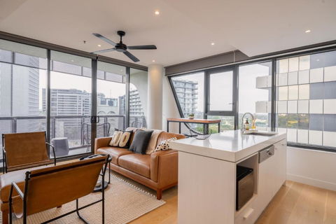 Panoramic View - Albert Park Lake & Shrine Views - Grafton Accommodation 1