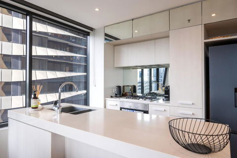 Panoramic View - Albert Park Lake & Shrine Views - Grafton Accommodation 2