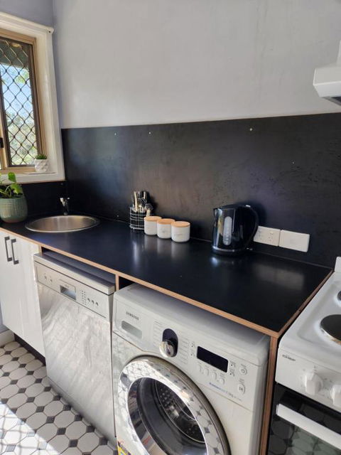 Poinciana Room - Grafton Accommodation 3