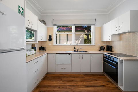 Pine Lodge - Grafton Accommodation 2