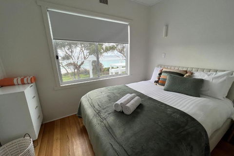 PIPI SHACK - Iconic Waterfront Shack Binalong Bay - Grafton Accommodation 3