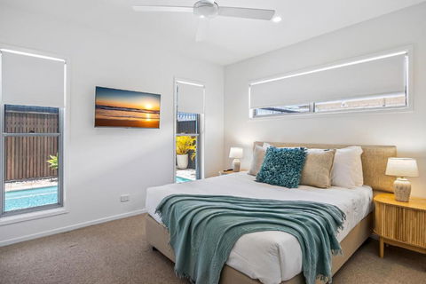 Premium 4-Bed Coastal Escape With BBQ And Pool - Grafton Accommodation 3