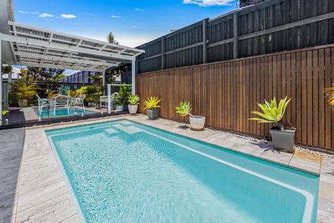 Premium 4-Bed Coastal Escape With BBQ And Pool - Grafton Accommodation 1