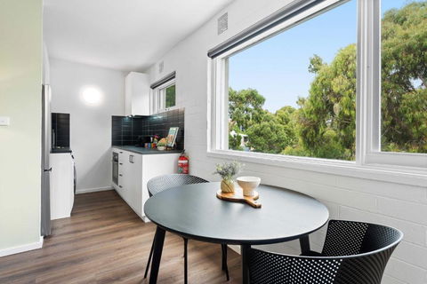 Pristine 1-Bed Unit Moments From Royal Park - Grafton Accommodation 1