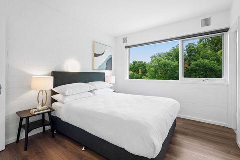 Pristine 1-Bed Unit Moments From Royal Park - Grafton Accommodation 3