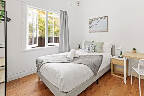Quaint Double Room - Seconds To Shops & Eateries - Shared Bathroom - Grafton Accommodation 0