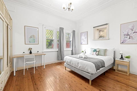 Quaint Double Room - Seconds To Shops & Eateries - Shared Bathroom - Grafton Accommodation 1