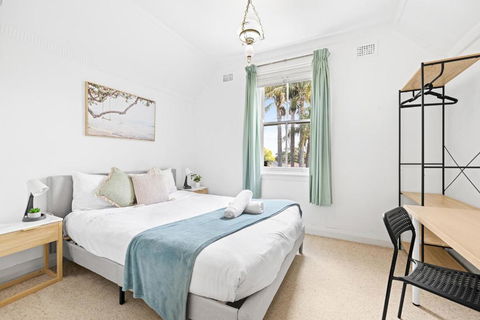 Quaint Double Room - Seconds To Shops & Eateries - Shared Bathroom - Grafton Accommodation 2
