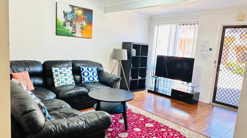 Quiet Family Townhouse In Wollongong CBD - Grafton Accommodation 1