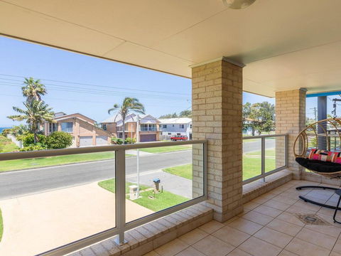 Azure Waters - Perfectly Positioned With Ocean Views - Grafton Accommodation 3