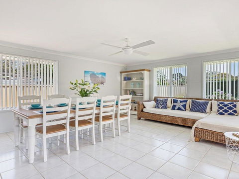 Azure Waters - Perfectly Positioned With Ocean Views - Grafton Accommodation 1