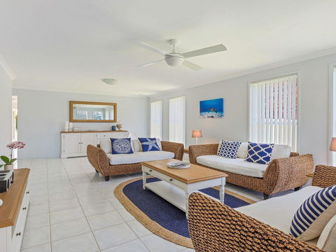 Azure Waters - Perfectly Positioned With Ocean Views - Grafton Accommodation 0