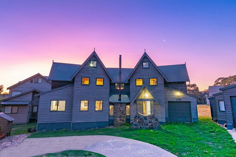 Banjo's Chalet, Alpine-getaways - Grafton Accommodation 0