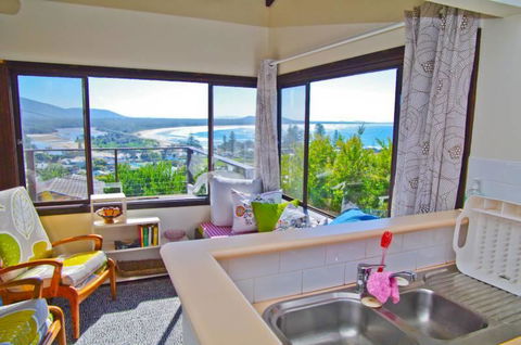 Barrels Beach House, 28 Dulconghi Street - Grafton Accommodation 3