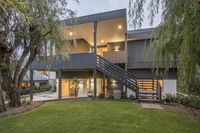 Bay View Retreat - Stunning Ocean Views and 300 metres To Beach