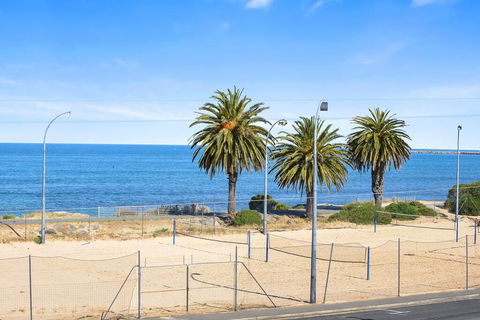 Bayline Beachfront Apartment No 4 - Grafton Accommodation 1