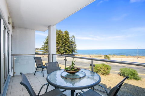 Bayline Beachfront Apartment No 4 - Grafton Accommodation 0