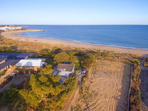 Beach Cottage In The Heart Of Mandurah - Grafton Accommodation 1