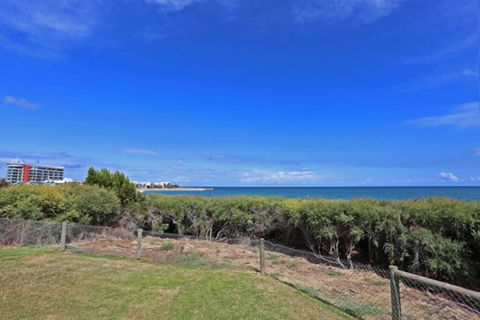 Beach Cottage In The Heart Of Mandurah - Grafton Accommodation 3