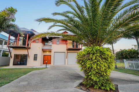 Beach Fansea - Grafton Accommodation 1