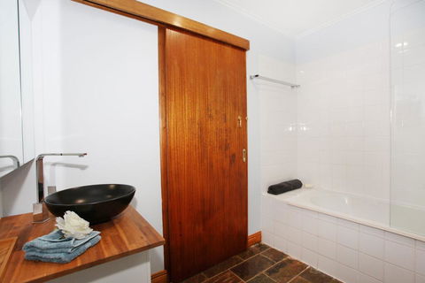 BEACH, SHOPS & FABULOUS VACATION HOME! - Grafton Accommodation 2