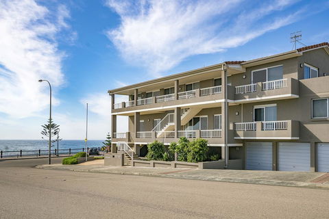 Beachcomer, Unit 2 - The Entrance, NSW - Grafton Accommodation 0
