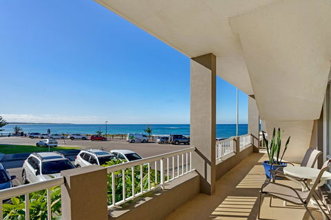 Beachcomer, Unit 2 - The Entrance, NSW - Grafton Accommodation 1