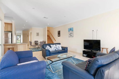Relax On Charles St - 4A Charles Street Port Elliot - BYO Linen - Grafton Accommodation 1