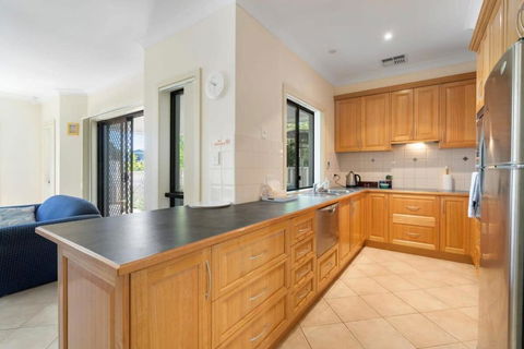 Relax On Charles St - 4A Charles Street Port Elliot - BYO Linen - Grafton Accommodation 3