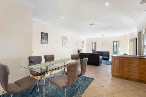 Relax On Charles St - 4A Charles Street Port Elliot - BYO Linen - Grafton Accommodation 2