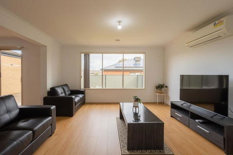 Relaxing Family Home In The Heart Of Tarneit - Grafton Accommodation 0