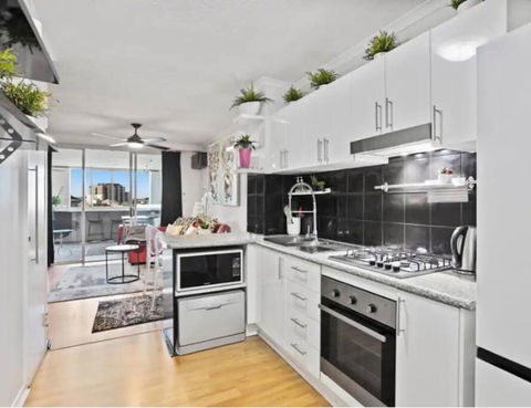 Retro Chic Vibes, Tropical Pool & Prime Location - Grafton Accommodation 3