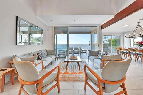 Royal Retreat Peaceful Lakefront - Grafton Accommodation 1