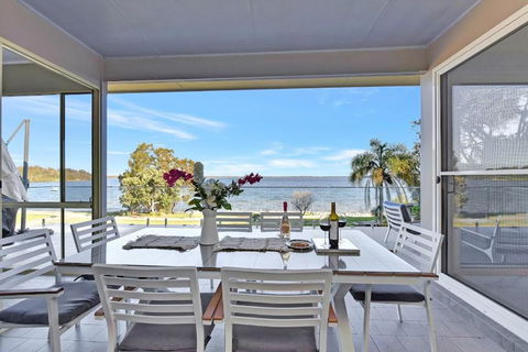 Royal Retreat Peaceful Lakefront - Grafton Accommodation 2