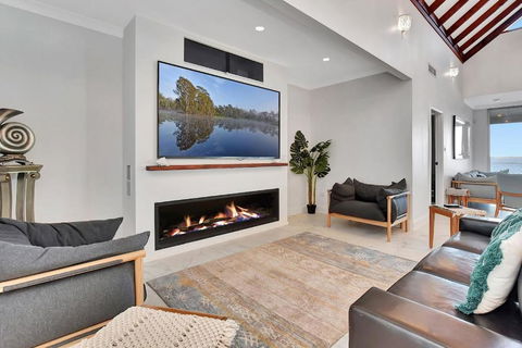 Royal Retreat Peaceful Lakefront - Grafton Accommodation 3