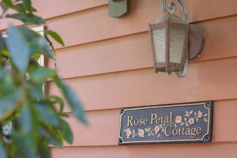 Rose Petal Cottage - Grafton Accommodation 1