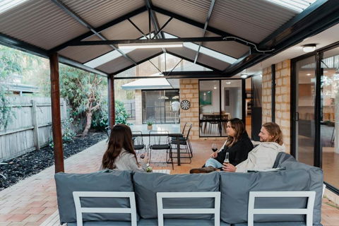 Salhus - Sleep In King Beds & Easy Walk To Town - Grafton Accommodation 0