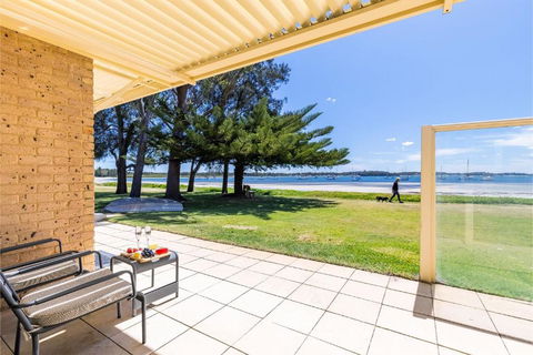 Sandy Beach House Corlette Unit 1 Waterfront WI-FI Aircon - Grafton Accommodation 2