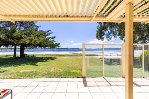 Sandy Beach House Corlette Unit 1 Waterfront WI-FI Aircon - Grafton Accommodation 1