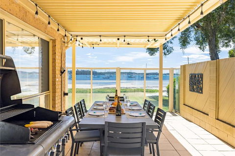 Sandy Beach House Corlette Unit 1 Waterfront WI-FI Aircon - Grafton Accommodation 3