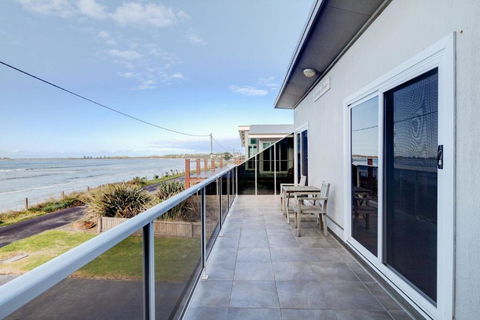 Sandy Cove - Grafton Accommodation 3