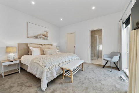 Seaford Luxe Beach House 2023 BDC Traveller Award Winner - Grafton Accommodation 1