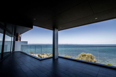 Somers Sanctuary - Luxury Interiors, Pool, Sauna, Water Views, Theatre Room - Grafton Accommodation 1