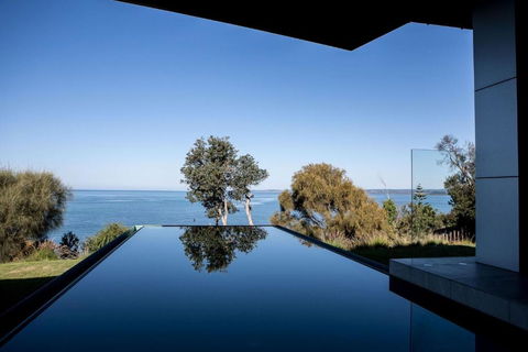 Somers Sanctuary - Luxury Interiors, Pool, Sauna, Water Views, Theatre Room - Grafton Accommodation 2