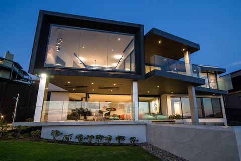 Somers Sanctuary - Luxury Interiors, Pool, Sauna, Water Views, Theatre Room - Grafton Accommodation 3