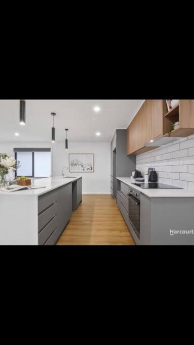 Spacious House Close To Hobart CBD WiFi And New Sony QLED Smart TV - Grafton Accommodation 0