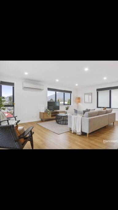 Spacious House Close To Hobart CBD WiFi And New Sony QLED Smart TV - Grafton Accommodation 1