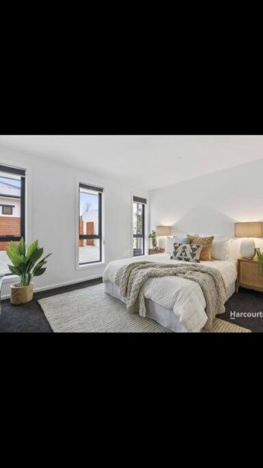 Spacious House Close To Hobart CBD WiFi And New Sony QLED Smart TV - Grafton Accommodation 2
