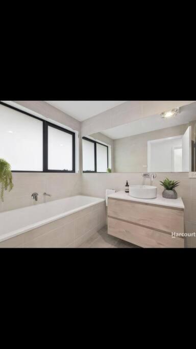 Spacious House Close To Hobart CBD WiFi And New Sony QLED Smart TV - Grafton Accommodation 3