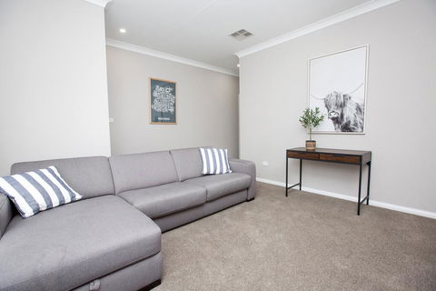 Best Central Wagga Townhouse - Grafton Accommodation 3